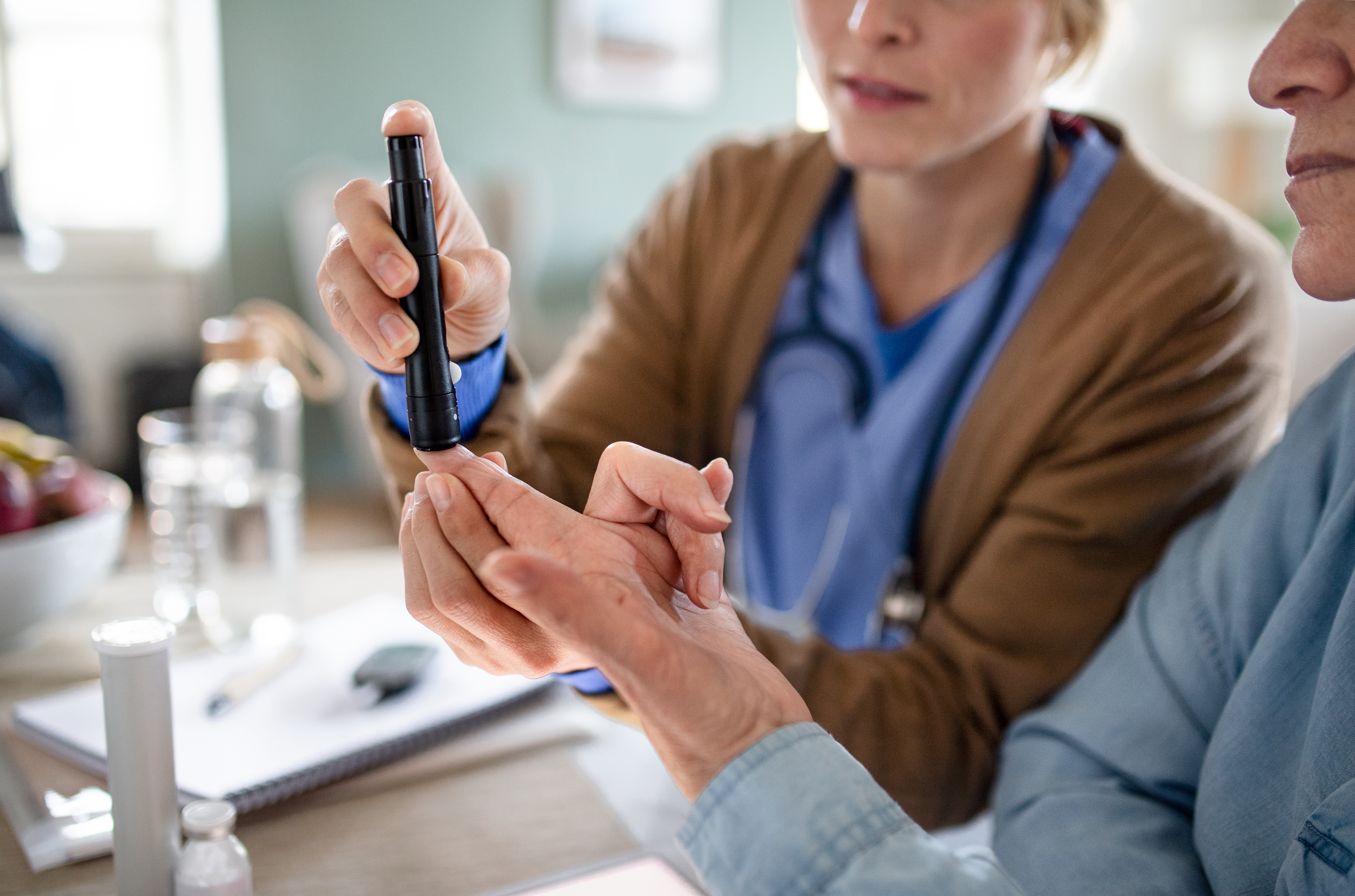 Diabetologist in HSR Layout consulting with a patient about diabetes management